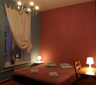 Апартаменты Итальянские комнаты Пио на Грибоедова Санкт-Петербург Двухместная комната эконом с общей ванной комнатой-2